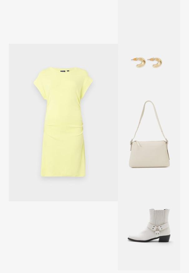 Robe jaune à manches courtes en tissu doux. Coupé ample avec des côtés froncés et une longueur jusqu'aux genoux. Design simple, sans motifs ni accents.; Bottine en cuir blanc avec un bout légèrement pointu, un détail froncé à l'arrière et une large sangle avec une boucle au niveau de la cheville.; Sac à épaule beige en cuir lisse avec une fermeture éclair. Présente un design simple, une bandoulière fine et des accents en métal.; Boucles d'oreilles en forme de croissant en or avec une finition lisse, présentant des accents orange près du clou et un matériel en argent.