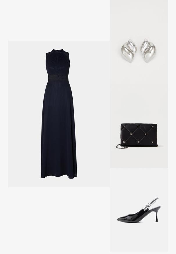 Marineblå gulvlængde kjole med halterneck, plisseret livstykkke og dekorativ blonde talje. Glat stof med en draperet, elegant silhuet.; Sorte patenterede læder slingback stiletter med spids tå, moderat hæl, og en rem med fed hvid branding langs kanten.; Sort, kviltet satin clutch med sølvfarvede pyramidespidser, kædetræk, rektangulær form og glat overflade. Dimensioner: 10 cm x 18 cm x 4 cm.; Sølvøreringe med en organisk, abstrakt form. Glat, skinnende overflade med et tilspidset design. Har subtile kurver og en centrallinje detalje.