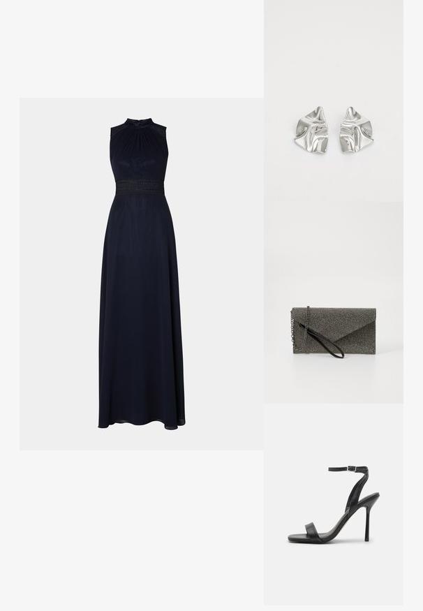 Navy blaues bodenlanges Kleid mit Halterneck, plissiertem Oberteil und dekorativem Spitzenbund. Sanfter Stoff mit einer drapierten, eleganten Silhouette.; Schwarze High-Heels-Sandalen mit schlankem Knöchelriemen und zwei vorderen Riemen. Aus glattem Leder gefertigt, mit einer eleganten spitzen Zehenform und einem Stiletto-Absatz.; Metallisch graue Clutch-Tasche mit strukturiertem Mesh-Muster, Kuvert-Design, Kettenriemen und einem eleganten, dünnen Handgelenkriemen.; Silberne Metallohrringe mit einem wellenförmigen, skulpturalen Design, das eine polierte Oberfläche und unregelmäßige Formen aufweist, die eine zeitgenössische Ästhetik betonen.