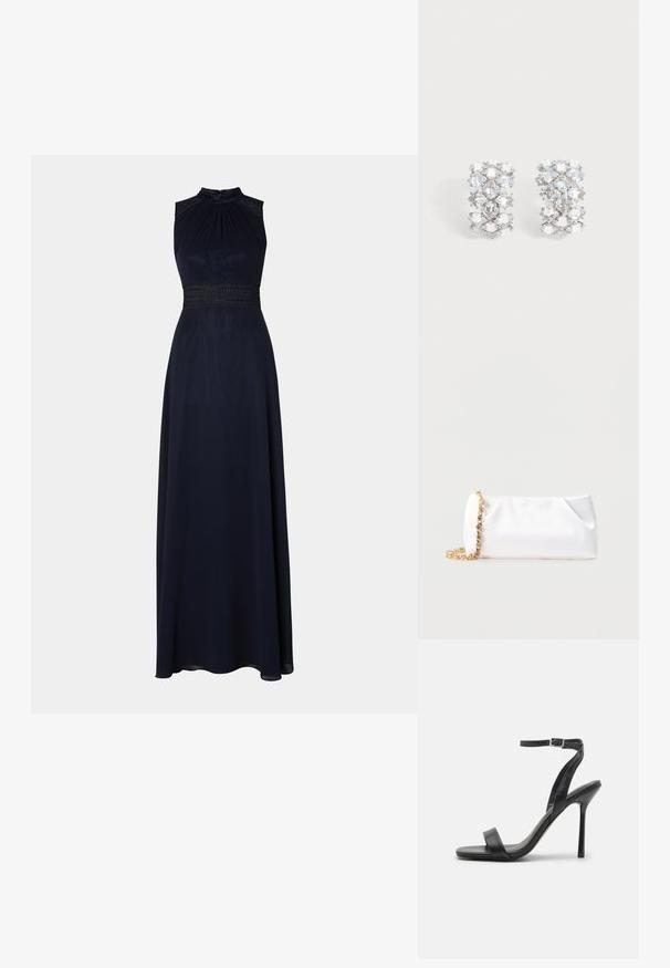 Navy blaues bodenlanges Kleid mit Halterneck, plissiertem Oberteil und dekorativem Spitzenbund. Sanfter Stoff mit einer drapierten, eleganten Silhouette.; Schwarze High-Heels-Sandalen mit schlankem Knöchelriemen und zwei vorderen Riemen. Aus glattem Leder gefertigt, mit einer eleganten spitzen Zehenform und einem Stiletto-Absatz.; Weiße weiche Clutch-Tasche mit goldener Kettenriemen, verziert mit klaren Edelsteinen, vor einem einfarbigen hellgrauen Hintergrund.; Paar silberfarbene Ohrringe mit mehreren facettierten klaren Kristallen, die in einem geometrischen Muster angeordnet sind.