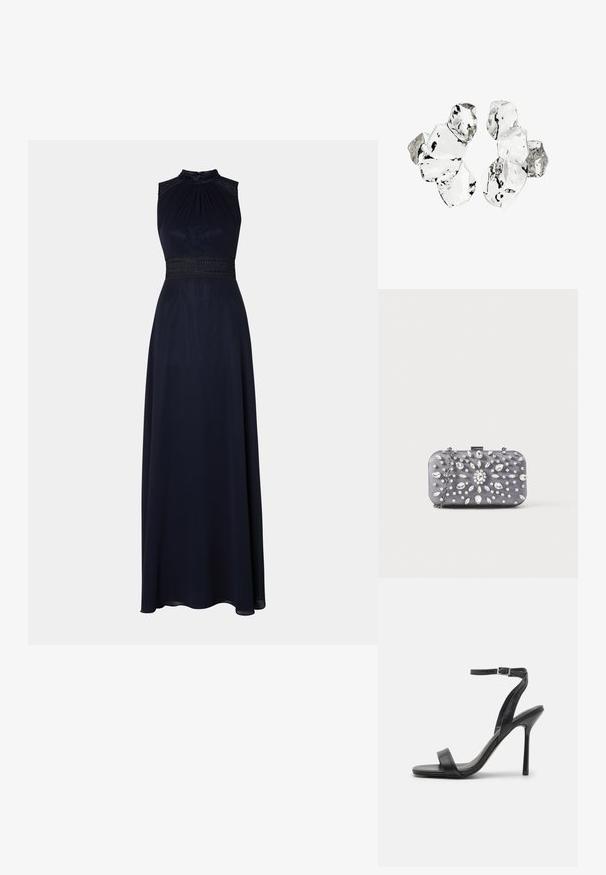 Námornícky modré šaty po zem s halter výstrihom, plisovaným telom a dekoratívnym čipkovým pásom. Hladká tkanina s drapériou a elegantným siluetou.; Čierne sandále na vysokej ihlovej podpätku so štíhlym členkovým remienkom a dvoma prednými pásikmi. Vyrobené z hladkej kože s elegantne špicatou špičkou a vysokým podpätkom.; Malé obdĺžnikové tmavosivé púzdro zdobené priehľadnými trblietavými kamienkami v žiariacom vzore a strieborným reťazovým remienkom.; Zhluk šiestich nepravidelne tvarovaných priehľadných a odrazu schopných sklenených kúskov usporiadaných na bielom pozadí.