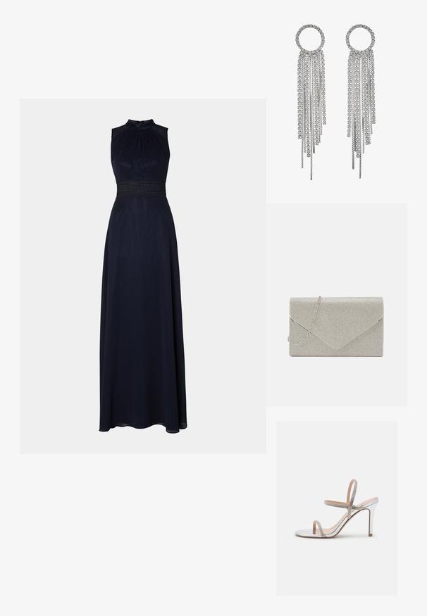Námornícky modré šaty po zem s halter výstrihom, plisovaným telom a dekoratívnym čipkovým pásom. Hladká tkanina s drapériou a elegantným siluetou.; Madden Girl WISE - Sandále na vysokom opätku - silver; Metalická strieborná kabelka na ruku s obálkovým dizajnom, zdobená textúrovaným vzorom, s odnímateľným reťazovým popruhom.; Strieborné náušnice s kruhovým vrchom a kaskádovými reťazcami a štvorcovými kamienkami, ktoré predvádzajú lineárny, viacerými úrovňami usporiadaný dizajn.