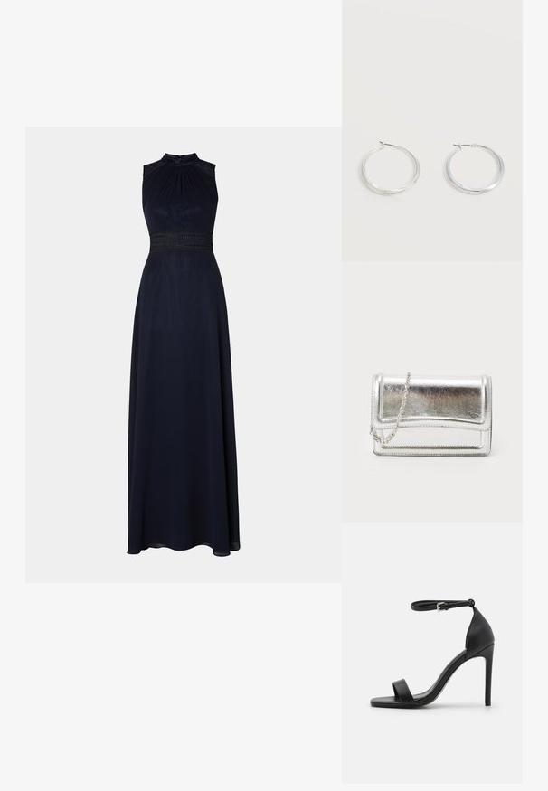 Navy blaues bodenlanges Kleid mit Halterneck, plissiertem Oberteil und dekorativem Spitzenbund. Sanfter Stoff mit einer drapierten, eleganten Silhouette.; Schwarze hochhackige Sandale mit elegantem Design, featuring einem Knöchelriemen, offener Zehenpartie und glattem Lederfinish.; Silberne metallische Clutch-Tasche mit glatter Textur, Klappenverschluss und Kettenriemen. Verfügt über ein strukturiertes rechteckiges Design und gestickte Akzente.; Silberne Metallcreolen mit glatter, leicht gebogener Oberfläche und Klappverschluss vor schlicht weißem Hintergrund.