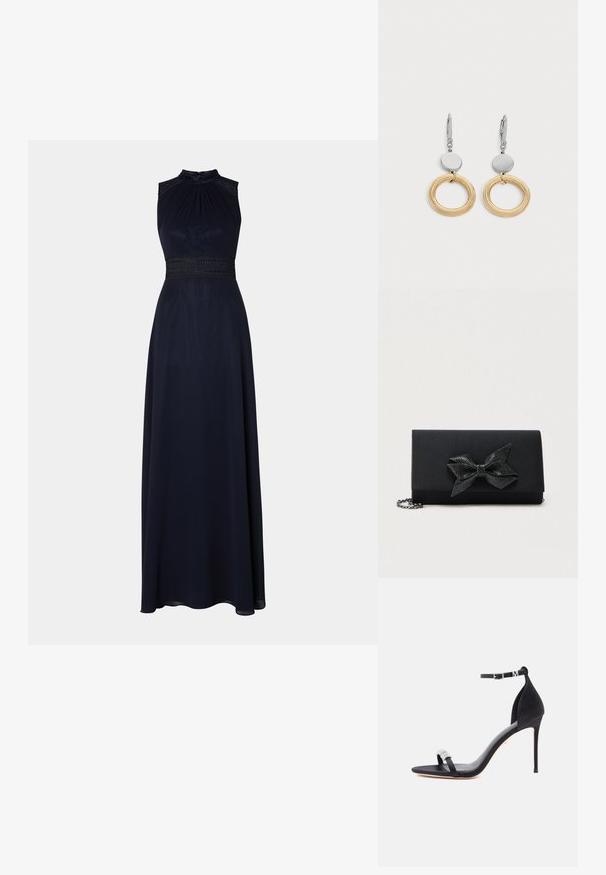 Marineblå gulvlængde kjole med halterneck, plisseret livstykkke og dekorativ blonde talje. Glat stof med en draperet, elegant silhuet.; Sort satin højhælet sandal med en slank rem, ankelspænde og dekorativ rhinsten-detalje på tåremmen.; Sort clutchtaske med satinfinish, der har en tekstureret metallisk sløjfedetalje. Inkluderer en kæderem for alsidige bære muligheder.; Sølv- og guldbøjleøreringe med runde sølvstifter og store teksturerede gyldne cirkulære øreringe, der hænger nedenunder.