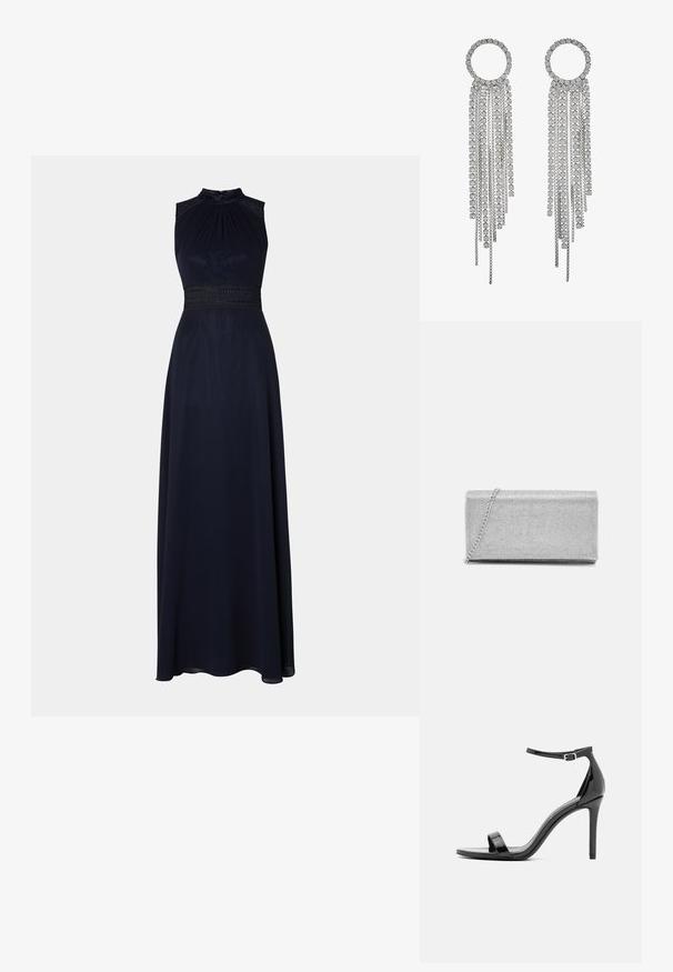 Navy blaues bodenlanges Kleid mit Halterneck, plissiertem Oberteil und dekorativem Spitzenbund. Sanfter Stoff mit einer drapierten, eleganten Silhouette.; Schwarze Lackleder-High-Heel-Sandalen mit schmalem Knöchelriemen, offener Zehenpartie, minimalistischem Design und einer glatten, glänzenden Oberfläche.; Silberne metallische Clutch-Tasche mit gewebtem Mesh-Design, rechteckiger Form und einer Kettenriemen zum Tragen. Glatte Textur und polierte Oberfläche.; Silberfarbene Ohrhängern mit einem runden Oberteil, das kaskadierende Ketten und quadratische, geschliffene Rhinestones zeigt und ein lineares, mehrstufiges Design präsentiert.
