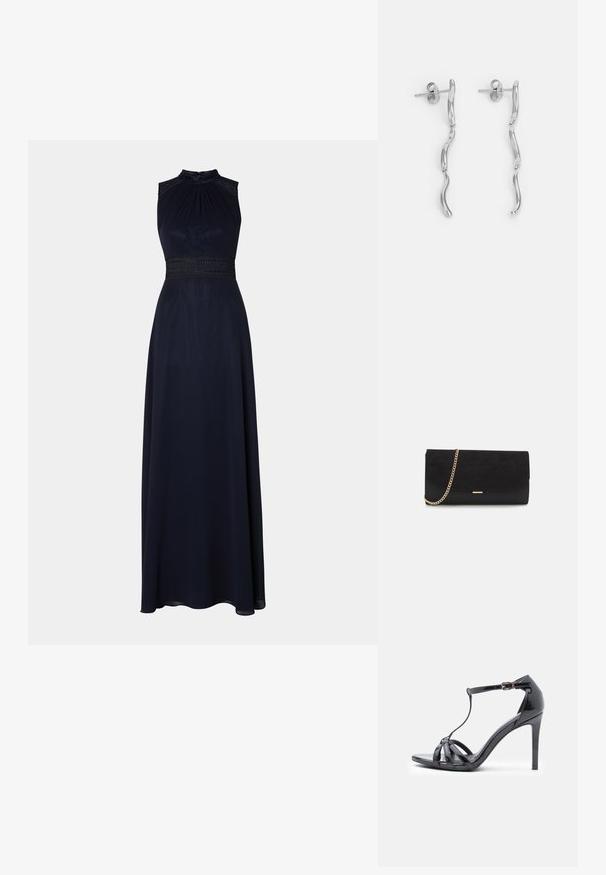 Marineblå gulvlængde kjole med halterneck, plisseret livstykkke og dekorativ blonde talje. Glat stof med en draperet, elegant silhuet.; Sort patentlæder højhælede sandal med tynde stropper, T-bar design, spænde-lukning og en slank, buet silhuet.; Sort clutch taske lavet af ruskind med en struktureret overflade, udstyret med en guld kædestrop og et elegant, kantet design.; Sølv metal øreringe med bølget design, der har to sammenkoblede, forlængede elementer. Glat tekstur og poleret finish. Stiftlukning.
