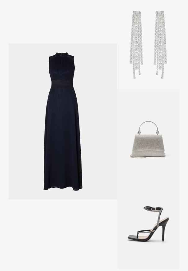 Robe longue bleu marine avec un col halter, un buste plissé et une taille ornée de dentelle. Tissu lisse avec une silhouette drapée et élégante.; RAID RORY - Sandales à talons hauts - black; ALDO FELISIA - Sac à main - silver-coloured; De longues boucles d'oreilles en argent ornées d'un assortiment de cristaux transparents à facettes, disposés en fils cascade de longueurs et de formes variées.