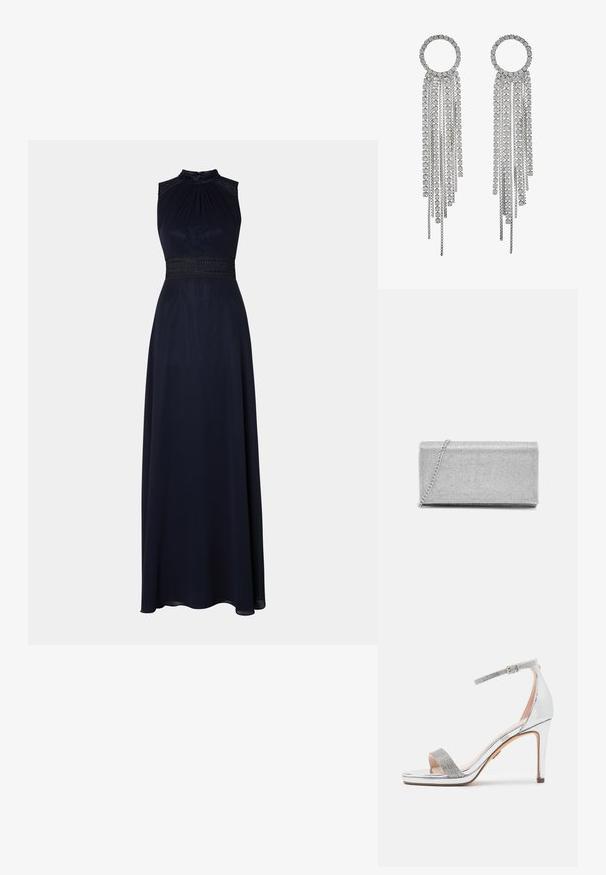 Marineblå gulvlængde kjole med halterneck, plisseret livstykkke og dekorativ blonde talje. Glat stof med en draperet, elegant silhuet.; Sølv højhælet sandal med shiny patentoverdel, tekstureret rhinestone-strop, justerbar ankelstrop og et firkantet åbent tå-design.; Sølvmetallic clutchtaske med vævet netdesign, rektangulær form og en kædestrop til at bære. Glat tekstur og poleret finish.; Sølvfarvede øreringe med en cirkulær top og hængende kæder samt firkantede rhinsten, der fremviser et lineært, multi-niveau design.