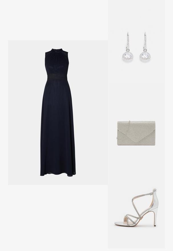 Marineblå gulvlængde kjole med halterneck, plisseret livstykkke og dekorativ blonde talje. Glat stof med en draperet, elegant silhuet.; Sølv højhælet sandal med tynde rhinstenremme, der krydser over tæerne og omkring anklen, med sidelukning med spænde.; Metallic sølv clutch taske med et kuvert-design, udsmykket med et struktureret mønster, der har en aftagelig kæde-strop.; Sølvfarvede øreringe med et cirkulært design, der har klare ædelstene omgivet af mindre sten, samt en glat, slank krog.