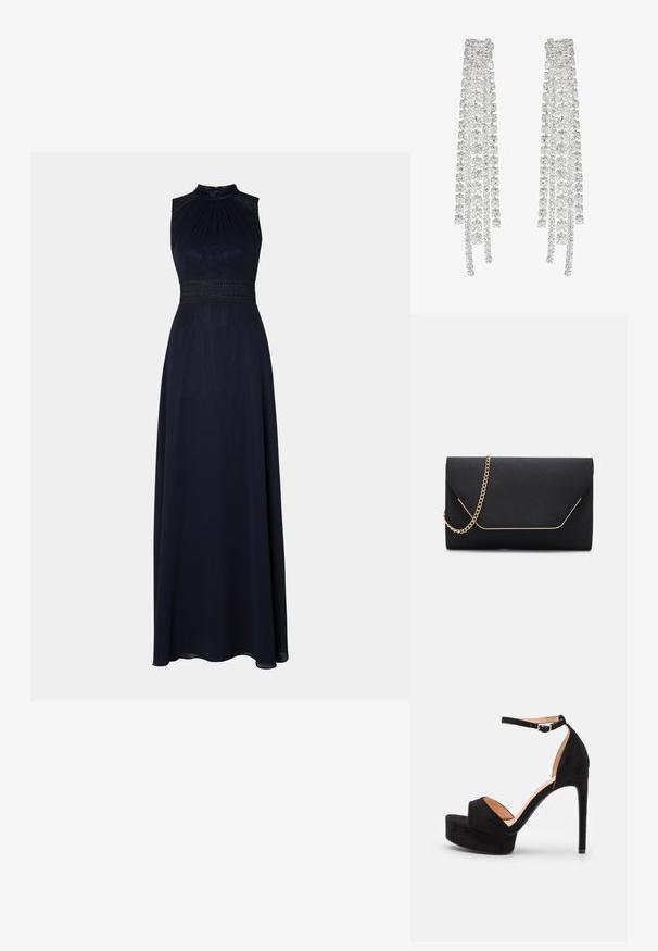 Navy blaues bodenlanges Kleid mit Halterneck, plissiertem Oberteil und dekorativem Spitzenbund. Sanfter Stoff mit einer drapierten, eleganten Silhouette.; Schwarze Wildleder-Peeptoe-Sandale mit hoch gelegener Plateausohle, Knöchelriemen mit silberner Hardware, offenem Zehenbereich und glatter Textur.; Schwarze Clutch-Tasche mit glatter Textur, ausgestattet mit einem goldenen Kettenriemen und einem geometrischen Klappverschluss, der in Gold eingefasst ist.; Lange silberne Ohrringe mit einer Vielzahl von klaren, facettierten Kristallen in kaskadierenden Strängen unterschiedlicher Längen und Formen.