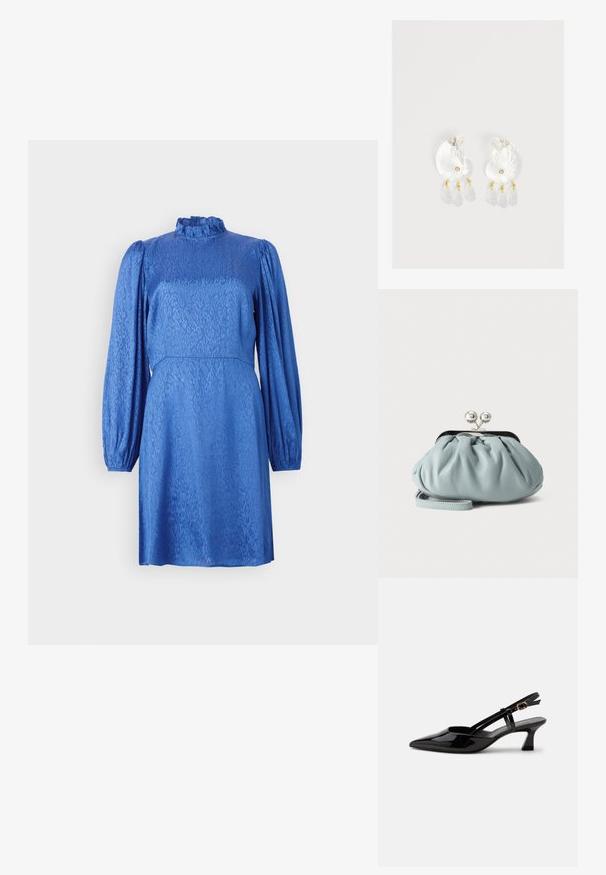 Robe bleue avec de longues manches bouffantes, un col haut à volants et un motif floral texturé. Le tissu a un éclat lisse et une taille cintrée.; Chaussure slingback en cuir verni noir à petit talon, bout pointu et bride réglable avec boucle dorée sur fond blanc.; Petit porte-monnaie en cuir bleu clair avec fermoir métallique argenté de type kiss-lock et court bracelet de poignet sur fond uni.; Boucles d'oreilles en résine transparente en forme de coquillage avec de petits accents dorés et trois breloques translucides en forme de goutte pendantes sur chaque boucle d'oreille.