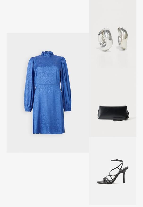 Robe bleue avec de longues manches bouffantes, un col haut à volants et un motif floral texturé. Le tissu a un éclat lisse et une taille cintrée.; Sandale noire à talons hauts avec des brides fines, une boucle à la cheville, une surface en cuir lisse et un talon aiguille élancé.; Pochette en cuir noir lisse avec une fine lanière de poignet, forme rectangulaire, et logo embossé subtil centré sur le devant.; Boucles d'oreilles sculpturales en argent avec des formes douces et courbes et des surfaces réfléchissantes. Présentent un design de boucle fermée et une forme organique distincte.