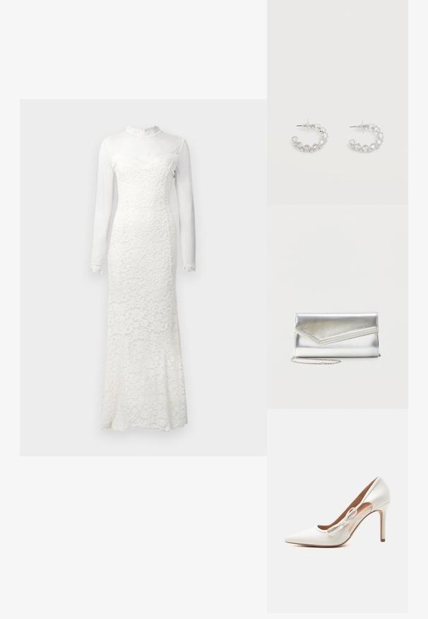 Longue robe blanche en dentelle avec des manches longues translucides, un col en dentelle haut et des bords festonnés aux poignets et à l'ourlet.; Chaussure à talon haut blanche à bout pointu avec un nœud décoratif sur le côté et un talon aiguille fin.; Pochette argentée brillante avec rabat style enveloppe et garniture décorative, petite bandoulière chaîne argentée, sur fond clair uni.; Boucles d'oreilles anneaux en argent incrustées de cristaux facettés clairs, avec attaches à tige et embouts transparents sur fond blanc.