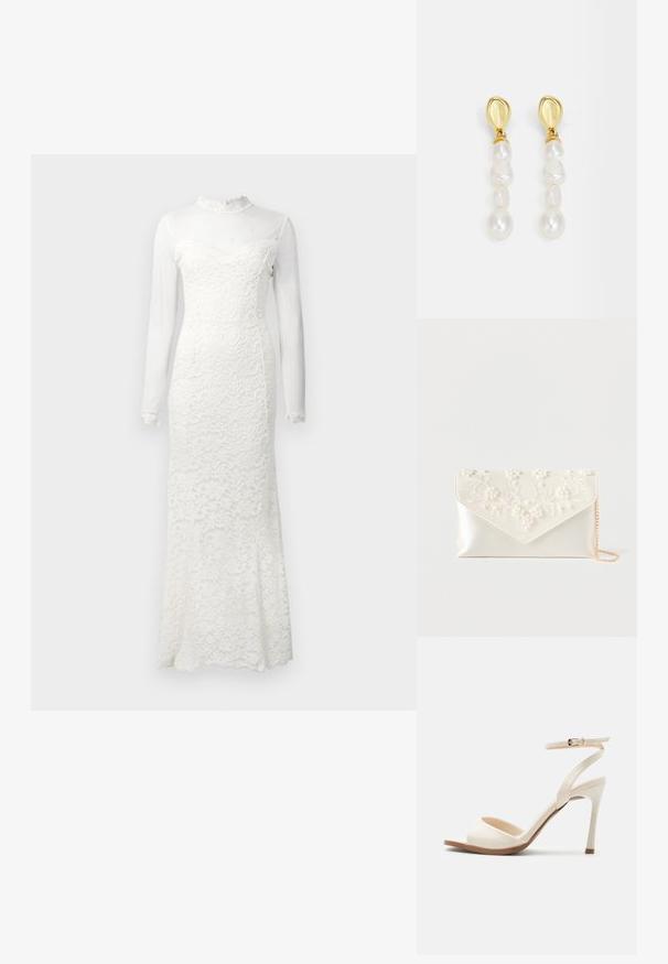 Longue robe blanche en dentelle avec des manches longues translucides, un col en dentelle haut et des bords festonnés aux poignets et à l'ourlet.; Sandale à talon haut beige avec fine bride de cheville et boucle dorée, bout ouvert et talon aiguille élégant sur fond blanc.; Pochette en satin crème avec broderie de perles et fleurs sur le rabat, et une fine chaîne dorée sur fond blanc.; Boucles d'oreilles en ton or ornées d'un cluster de perles blanches irrégulières, avec une tige lisse et arrondie en haut et des tailles de perles variées.