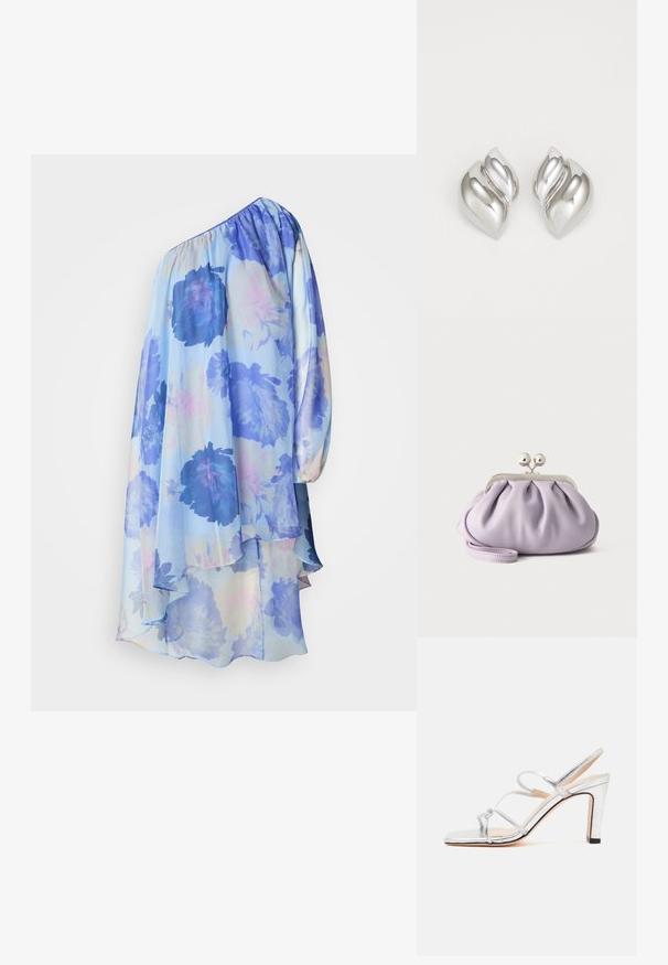Blumenkleid mit einem schulterfreien Schnitt in Hellblau mit großen blauen Blumen. Weicher, transparenter Stoff fällt mit einem geschichteten Saum und langen Ärmeldetails.; Silberne Sandale mit hohem Absatz, drei dünnen Riemen und offenem Zehenbereich, von der Seite auf weißem Hintergrund dargestellt.; Weiche Lavendel-Clutch mit gerafftem Stoff, silbernem Kiss-Lock-Verschluss und passendem Handgelenksriemen auf hellem einfarbigem Hintergrund.; Silberne Ohrringe mit einer organischen, abstrakten Form. Glatte, glänzende Oberfläche mit einem konischen Design. Mit dezenten Kurven und einem zentralen Linienelement.