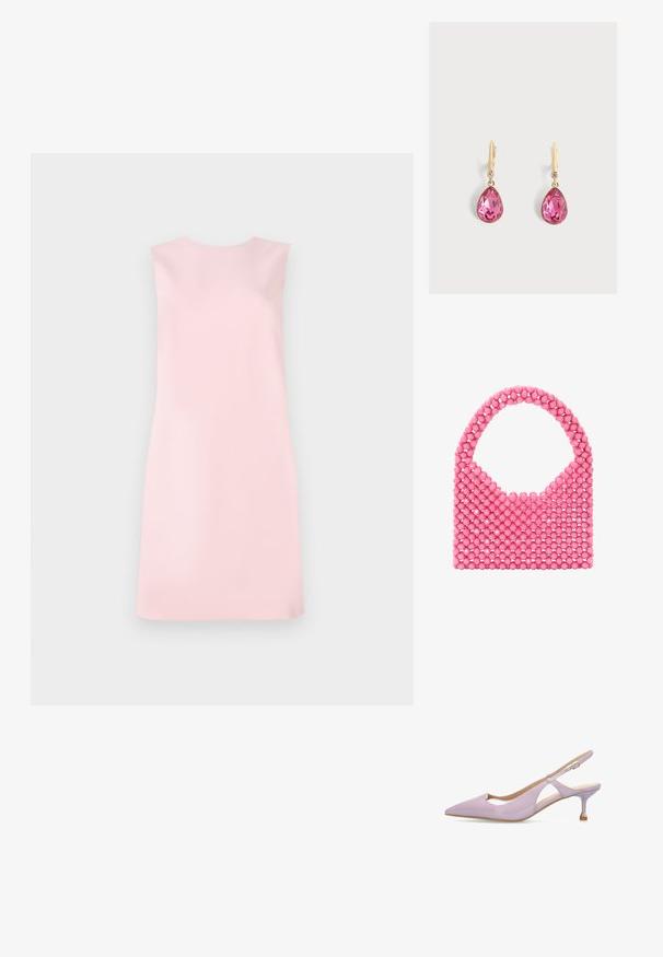Mouwloze jurk van zachtroze stof, met een eenvoudige A-lijn vorm, ronde halslijn en een gladde textuur zonder patronen of versieringen.; Lavendel lakleren slingback pump met puntige neus, verstelbare gespband en slanke, middelhoogte naaldhak met metalen detail.; Roze handtas gemaakt van glanzende kralen, met een ronde handgreep en een open bovenkant. Gelaagde textuur met een roosterachtige kralenindeling.; Gouden haakoorbellen met grote druppelvormige roze edelstenen en kleine ronde heldere stenen boven de druppels op een effen achtergrond.