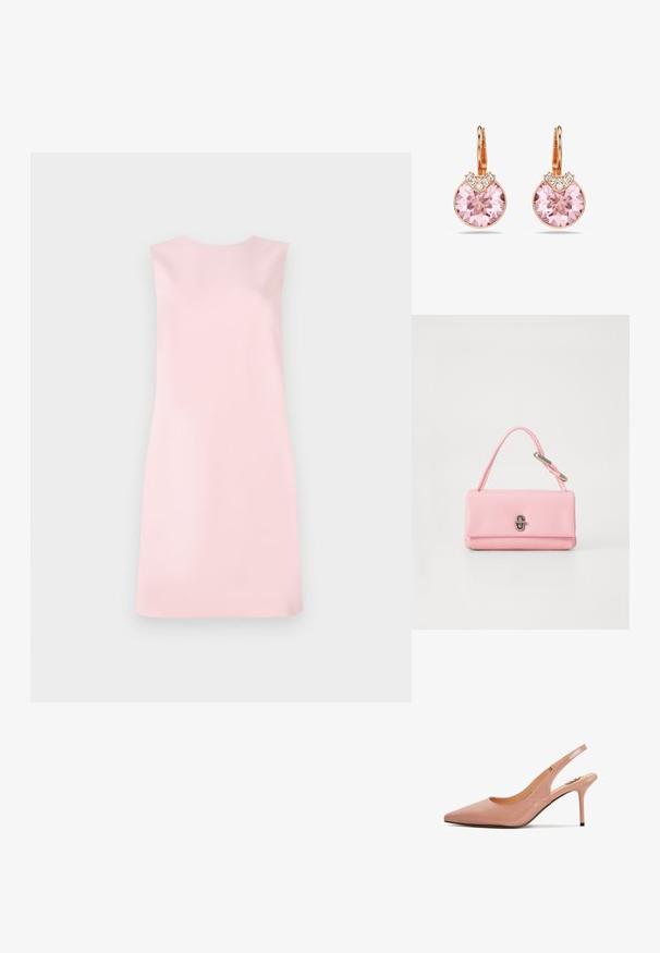 Mouwloze jurk van zachtroze stof, met een eenvoudige A-lijn vorm, ronde halslijn en een gladde textuur zonder patronen of versieringen.; Roze patenten leren slingback schoen met een spitse neus en een 7,5 cm hoge stiletto hak. Heeft een ronde uitsnijding en minimale stiksels aan de zijkant.; Roze leren handtas met een gestructureerde rechthoekige vorm, een enkele korte handgreep en een zilverkleurige sluiting aan de voorkant.; Roze gouden oorbellen met grote roze kristallen met ingewikkelde facettering, aangevuld met kleine heldere decoratieve stenen.