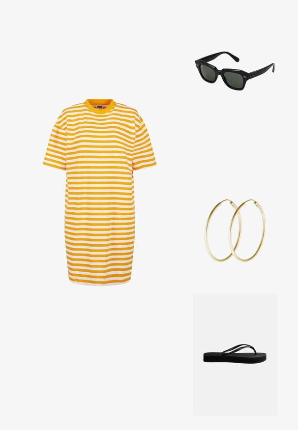 Stripet t-shirt-kjole med skiftende gule og hvide striber, rund halsudskæring og korte ærmer, lavet af blødt stof.; Sort gummiflipflop med tekstureret sål og Y-formet rem, vist i sideprofil mod en ensartet lys baggrund.; Sorte firkantede solbriller med mørkegrønne linser, der har kraftige stel og sølvdetaljer på siderne. Fremstillet i Italien.; Guld hoops øreringe med et glat, rundt design og en blank finish. Letvægts konstruktion med en sikker låsemekanisme.