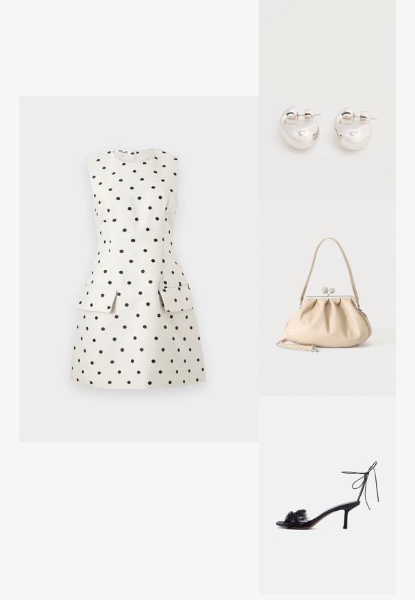 Robe blanche sans manches à pois noirs, taille ajustée et deux poches avant à rabat, présentée sur un fond clair uni.; Sandale noire à talon haut, ouverte à l'avant, avec bride à nouer autour de la cheville et détails en dentelle sur la bande avant, sur un fond clair uni.; Sac à main en cuir souple beige avec un fermoir en métal argenté, une bandoulière simple et une bandoulière chaîne optionnelle sur fond blanc.; Paire de boucles d'oreilles argentées brillantes et épaisses avec fermoirs à tige, sur fond blanc uni.