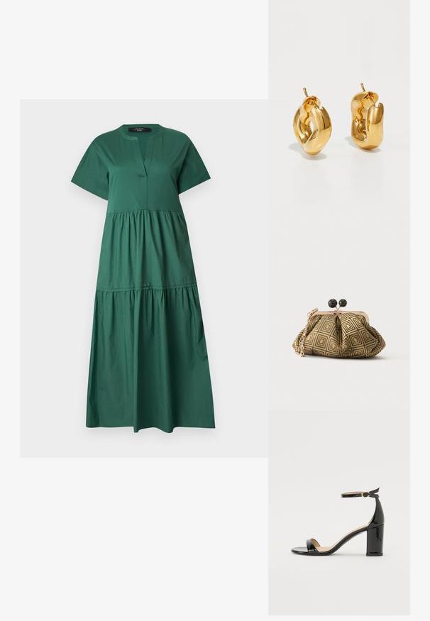 Robe verte à manches courtes, longueur cheville, avec une encolure en V à encoche et des sections de jupe froncées à étages.; Sandale à talon haut en cuir verni noir avec bride à la cheville et boucle dorée, bout ouvert et talon bloc sur fond blanc.; Petite pochette avec motif géométrique doré et noir, cadre en métal doré, fermeture à boule noire et une courte chaîne dorée.; Boucles d'oreilles créoles en or massif avec un design tubulaire légèrement tordu et des fermoirs à tige sur un fond blanc.