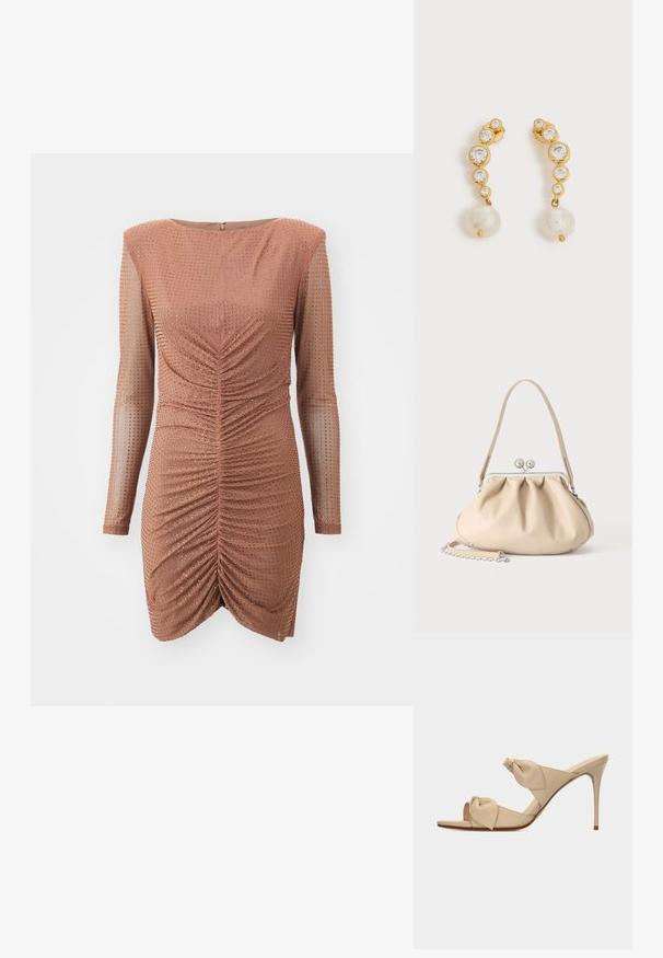 Ribbet bronze kjole med lange gennemsigtige ærmer og en tætsiddende silhuet. Den har en samlet front, metalliske accenter og en lynlås i ryggen.; Beige åben tå højhælet mule-sandal med to snoede knudestrimler og en slank stilet-hæl på hvid baggrund.; Beige blød læderhåndtaske med en sølv metalramme-lukning, enkelt skulderstrop og en valgfri kæderem på en hvid baggrund.; Guldøreringe med fire klare runde ædelstene i faldende størrelse og en enkelt hængende hvid perle på hver på hvid baggrund.