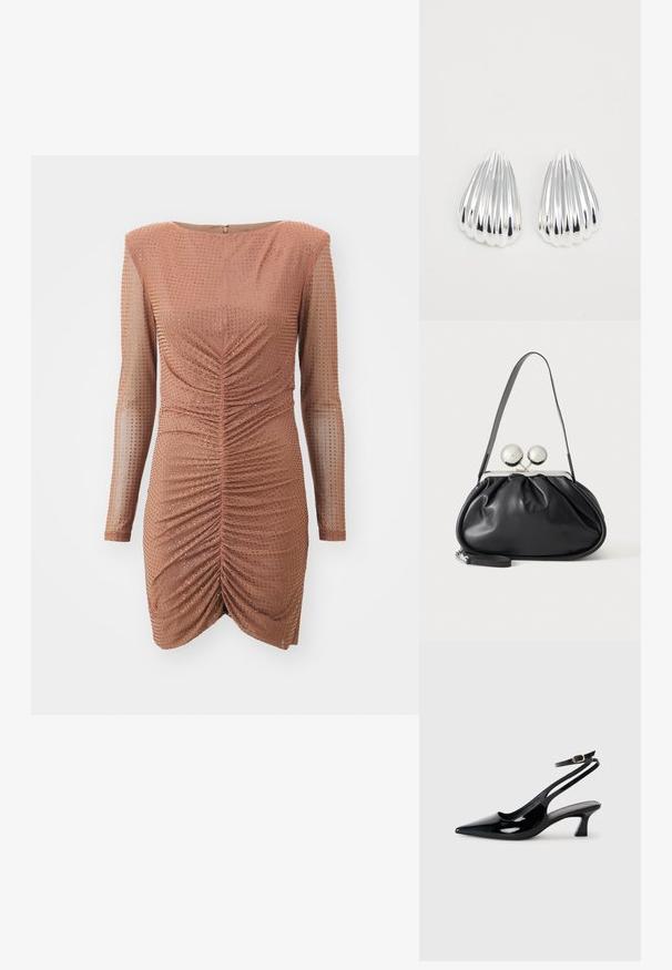 Geribbelde bronzen jurk met lange doorschijnende mouwen en een getailleerde silhouette. Bevat een geplisseerde voorkant, metallic accenten en een ritssluiting aan de achterkant.; Zwarte gepatineerde leren slingback hakken met een puntige neus, lage blokhak en een verstelbare enkelband met een gouden gespsluiting.; Zwarte leren handtas met een geplooid ontwerp, een enkele schouderband, zilverkleurige metalen omlijsting en twee grote ronde zilveren sluitingen.; Een paar glanzende zilveren, geribbelde schelpvormige oorbellen op een plain witte achtergrond, met reflecterende en gladde oppervlakken.