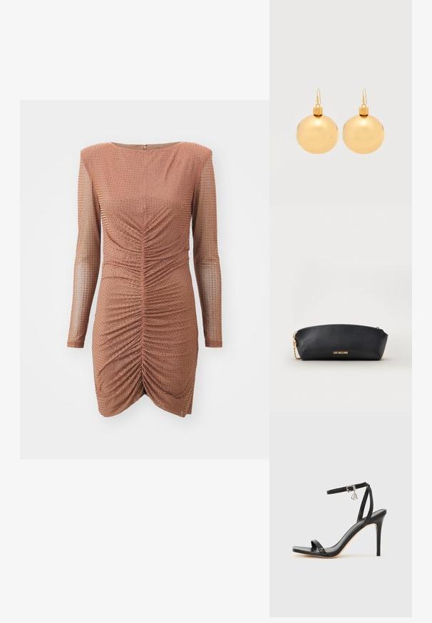Geribbelde bronzen jurk met lange doorschijnende mouwen en een getailleerde silhouette. Bevat een geplisseerde voorkant, metallic accenten en een ritssluiting aan de achterkant.; Zwarte sandaal met hoge hak, smalle enkelband, vierkante neus, soepel leermateriaal en metalen gespsluiting.; Zwarte Moschino pouch met gouden kettingriem en gouden logo letters aan de voorkant, op een eenvoudige lichte achtergrond.; Een paar glanzende gouden kerstbal-oorbellen met haaksluitingen op een effen witte achtergrond.