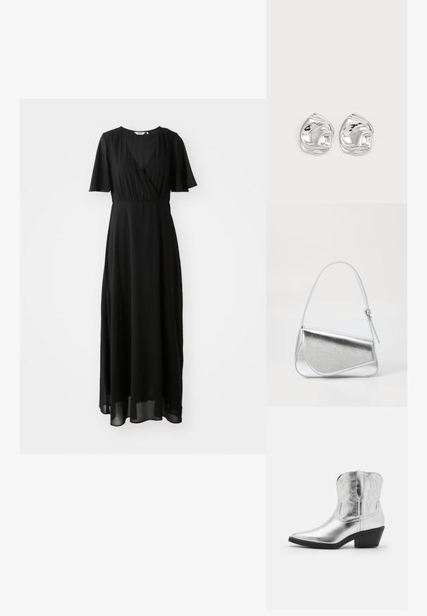 Schwarzes Maxikleid aus leichtem Stoff, mit einem Wickelausschnitt, V-Ausschnitt, kurzen Schmetterlingsärmeln und einem fließenden Rock.; Silberne Leder-Cowboystiefel mit spitz zulaufender Zehenpartie, gestickten Details am Schaft und einem moderaten schwarzen Absatz. Glatte und glänzende Oberfläche.; Silberfarbene metallische Handtasche mit dreieckiger Form, glatter Textur und einem dünnen, verstellbaren Schultergurt. Sie verfügt über ein umklappbares Design mit Nähten.; Silberne, abstrakt geformte Ohrstecker mit polierter Oberfläche, die durch sanfte Kurven und subtile Konturen bestechen. Keine sichtbaren Muster oder Akzente.