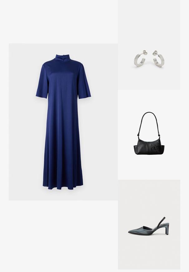 Marineblauwe midi-jurk met een hoge opstaande kraag, korte mouwen en een vloeiende A-lijn silhouet, gemaakt van een soepele, rekbare stof.; Zwarte slingback hak met een puntige neus, een gladde satijnen afwerking en een slanke hak van 7,5 cm. Open zijkantontwerp met minimale stikdetails.; Zwarte leren schoudertas met lange band, zijvakjes en een reliëflogo van Calvin Klein aan de voorkant.; Zilveren metalen hoepel oorbellen met een gestructureerd ontwerp, voorzien van een kleine post achter en branding op een van de hoepels. Ronde vorm met een gepolijste afwerking.