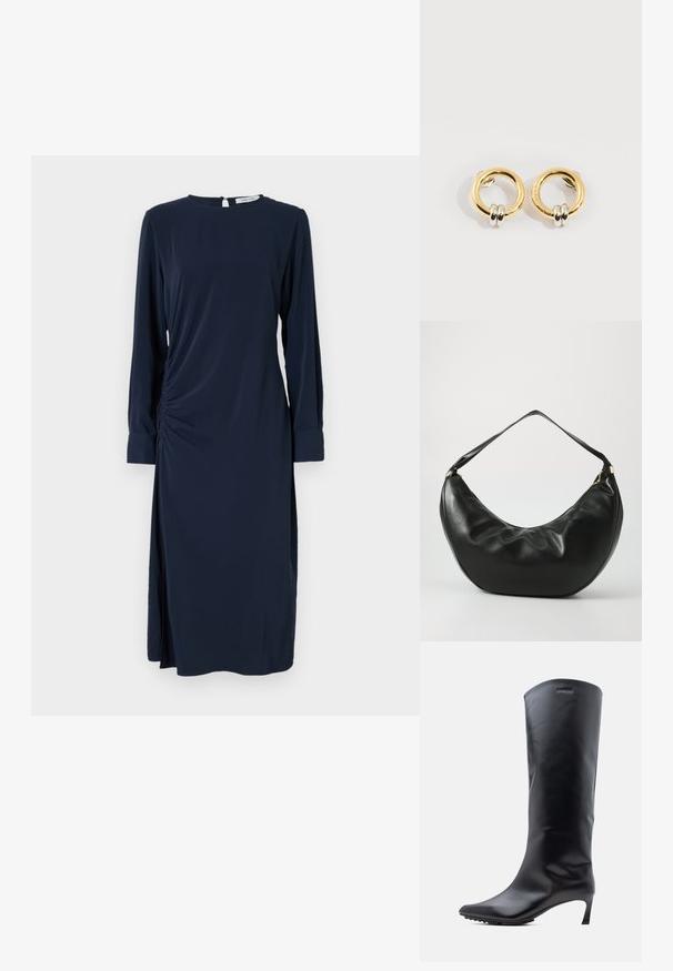Marineblaues Kleid mit langen Ärmeln, rundem Ausschnitt und seitlicher Raffung. Verfügt über einen seitlichen Schlitz und eine Keyhole-Rückenöffnung. Weicher, glatter Stoff.; Knielanger schwarzer Lederstiefel mit spitzer Zehe und schlankem, hohem Absatz. Glatte Textur mit minimaler Hardware und Markenlogo in der Nähe des oberen Randes.; Schwarze Leder-Schultertasche mit geschwungener Form, weicher Textur und einem einzelnen Riemen; verfügt über einen goldenen Reißverschluss und dezente Markenkennzeichnung.; Goldene runde Ohrringe mit jeweils zwei kleinen silbernen Ringen, die dezent gravierte Markennamen zeigen, vor weißem Hintergrund platziert.