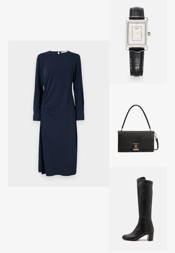 Marineblaues Kleid mit langen Ärmeln, rundem Ausschnitt und seitlicher Raffung. Verfügt über einen seitlichen Schlitz und eine Keyhole-Rückenöffnung. Weicher, glatter Stoff.; Schwarzer kniehoher Lederstiefel mit abgerundetem Zeh und Blockabsatz auf schlichtem hellgrauem Hintergrund.; Schwarze, strukturiere Lederhandtasche mit Tragegriff oben und goldfarbenem Logoverschluss auf der Vorderklappe, mit abnehmbarem Schulterriemen.; Rechteckige Quarzarmbanduhr von Casio mit silbernem Zifferblatt, goldenen Akzenten, schwarzem krokodilprägt Lederarmband und wasserdichter Eigenschaft.