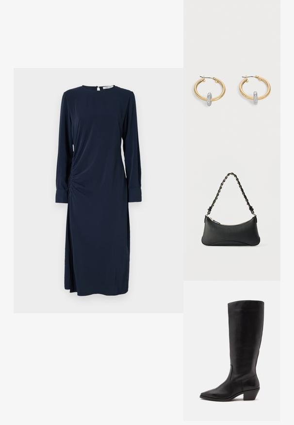 Marineblaues Kleid mit langen Ärmeln, rundem Ausschnitt und seitlicher Raffung. Verfügt über einen seitlichen Schlitz und eine Keyhole-Rückenöffnung. Weicher, glatter Stoff.; Schwarzer Lederstiefel bis zur Wade mit spitzer Spitze und niedrigem schrägem Absatz vor einfachem hellem Hintergrund.; Schwarze Lederschultertasche mit gewölbter rechteckiger Form, goldener Kette, die in den geflochtenen schwarzen Riemen eingewebt ist, und Reißverschlussverschluss oben.; Paar goldfarbene Creolen mit kleinem silberfarbenem Schlaufen-Detail an jeder, vor hellem grauem Hintergrund präsentiert.