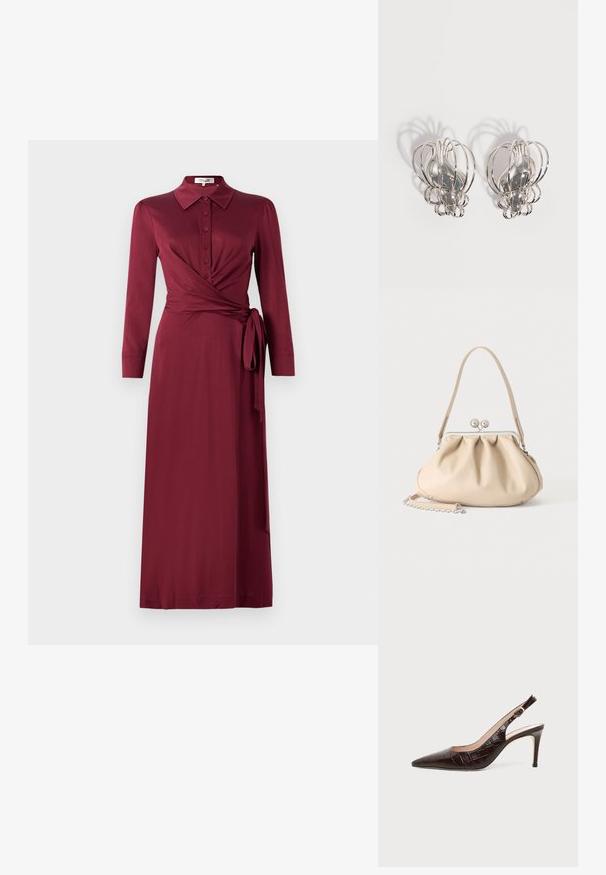 Bordeaux wikkeljurk met een kraag, lange mouwen, knoopsluiting aan de voorkant en strikdetail in de taille. Gladde stof met een flatterende silhouet.; Donkerbruine leren slingback pumps met krokodillenstructuur, puntige neus en middelhoge naaldhak op effen achtergrond.; Beige zachte leren handtas met een zilveren metalen frame sluiting, een enkele schouderriem en een optionele kettingriem op een witte achtergrond.; Een paar zilveren metalen oorbellen met een open draadkooi-ontwerp en gladde centrale ovale vormen die gebogen schaduwen werpen op een witte achtergrond.