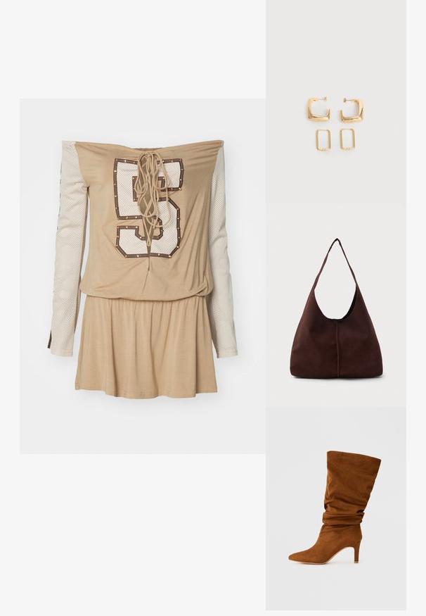 Beige schulterfreies Kleid mit geschnürtem Rücken, ausgestattet mit weißen Netzlangärmeln und einer großen, mit Nieten verzierten, aufgedruckten Nummer "5".; Braune Wildleder-Stiefel bis zum Knie mit einem lässigen Design, spitzem Schuhblatt und einem schmalen hohen Absatz. Glatte Textur ohne sichtbare Muster oder Akzente.; Braune Wildleder-Hobo-Tasche mit einer großen, geschwungenen Öffnung und einem breiten Schulterriemen. Sie verfügt über eine mittige Naht auf der Vorderseite. Glatte Textur.; Zwei Paare goldfarbener geometrischer Creolen auf einer schlichten weißen Oberfläche, ein Paar quadratisch und massiv, ein Paar rechteckig und hohl.