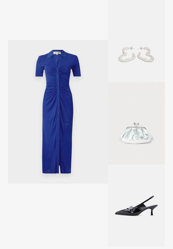 Blaues Hemdkleid mit kurzen Ärmeln, mit gerafften Details, Kragen und einem Schlitz am Saum, aus einem glatten Stoff gefertigt.; Schwarzer Slingback-Pumps aus Lackleder mit kleinem Absatz, spitzer Zehenpartie und silberner Schnallendetail, auf einfachem weißem Hintergrund.; Kleine silberne Metallic-Clutch mit gerundetem, gerafftem Design und einem Verschluss mit zwei silbernen Kugeln.; Ohrringe aus Silberton mit einem gewellten, abstrakten Design, verziert mit kleinen, funkelnden Kristallen. Sichere Steckverschluss.