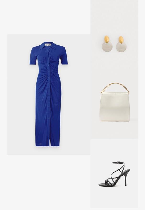 Blaues Hemdkleid mit kurzen Ärmeln, mit gerafften Details, Kragen und einem Schlitz am Saum, aus einem glatten Stoff gefertigt.; Schwarze High-Heel-Sandale mit dünnen Riemen, einem Knöchelverschluss, einer glatten Lederoberfläche und einem schlanken Stiletto-Absatz.; Strukturierte Handtasche mit Satin-Finish in Cremefarbe, mit einer Ketten-Schulterriemen. Verfügt über eine flache, glatte Textur und saubere Nähte.; Ohrringe aus Gold und Silber mit einer runden Diskusbasis und einem ovalen Oberteil, glatte Textur und polierte Oberfläche.