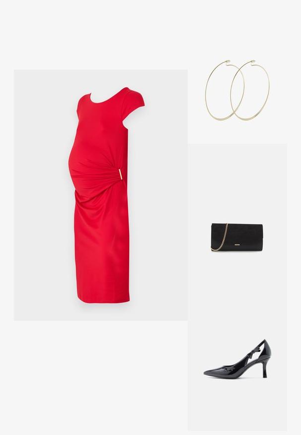 Rotes Schwangerenkleid mit kurzen Ärmeln, tailliertem Oberteil, gerafftem Stoff an der Taille und einem dekorativen goldenen Akzent. Sanfte Textur.; Schwarzer Lackleder-Pumps mit hohem Absatz, spitzer Zehenpartie, Knöchelriemen mit Schleife verziert und schlankem Stiletto-Absatz.; Schwarze Clutch aus Wildleder mit strukturierter Oberfläche, ausgestattet mit einem goldenen Kettenriemen und einem eleganten, kantigen Design.; Pilgrim Ohrringe - gold-coloured