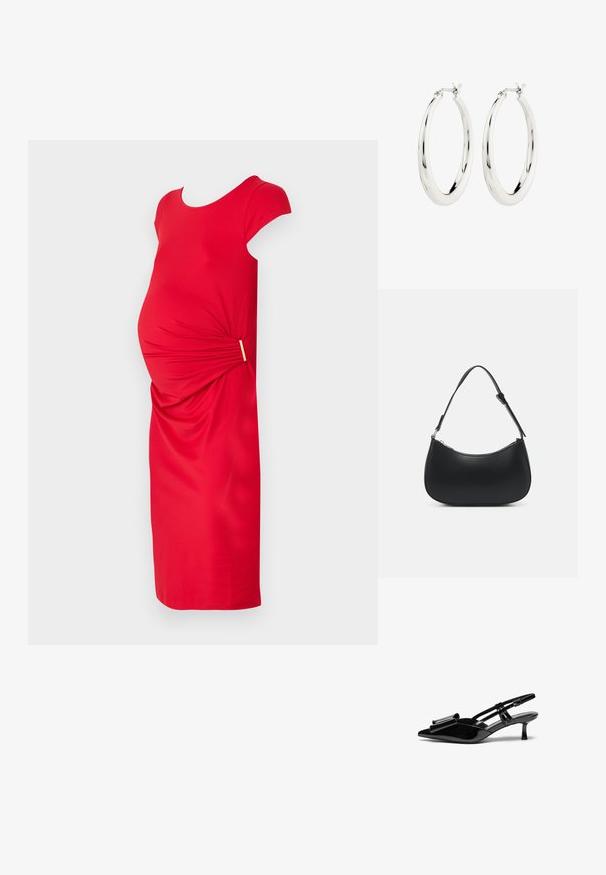 Rotes Schwangerenkleid mit kurzen Ärmeln, tailliertem Oberteil, gerafftem Stoff an der Taille und einem dekorativen goldenen Akzent. Sanfte Textur.; Schwarze Lackleder-Slingbacks mit spitzer Zehenpartie, einer Schleifendetail an der Vorderseite und einem kleinen Stiletto-Absatz. Die Riemen haben verstellbare Schnallen.; Pieces PCALUANA SHOULDER BAG - Handtasche - black; Silberne Creolen mit einer glatten, glänzenden Oberfläche. Kreisform, ausgestattet mit einem sicheren Verschluss. Einfaches und elegantes Design.