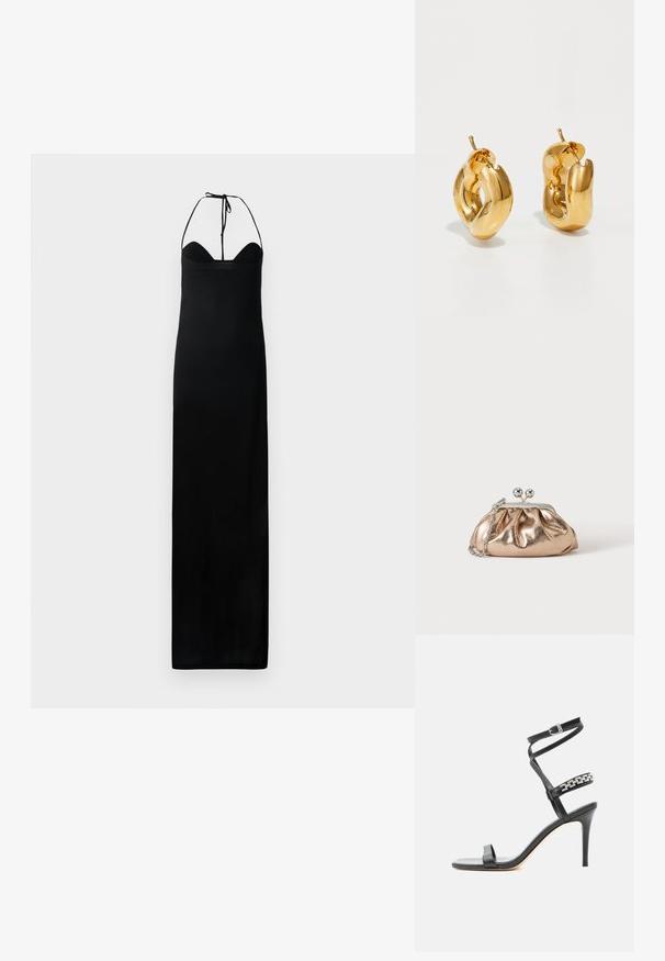 Schwarzes Maxikleid mit taillierten Oberteil, Halterneck-Bindung und einer glatten, eleganten Textur. Hat eine gerade Silhouette ohne Verzierungen.; Schwarze Sandalette mit hohem Absatz, schlankem Knöchelriemen, Mittelriemen verziert mit silbernen Kettengliedern und offenem Zehendesign.; Kleine goldene Metallic-Clutch mit silbernem Verschluss und Kettengurt auf einfachem hellem Hintergrund.; Fette goldene Creolen mit einem leicht verdrehten, röhrenförmigen Design und Steckverschlüssen auf einem weißen Hintergrund.