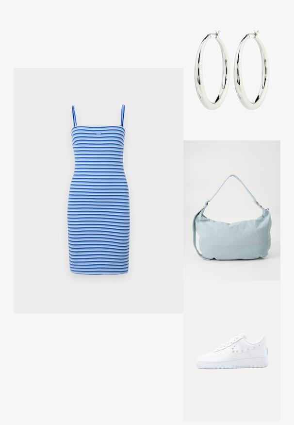 Aansluitende bodycon jurk met afwisselende blauwe en lichtblauwe strepen, gemaakt van ribbelstof, met een getailleerde silhouet en een logodetail op de borst.; Witte Nike Air Force 1 sneaker met gespikkelde Swoosh-detail en dikke zool, afgebeeld tegen een effen lichtgrijze achtergrond.; Lichtblauwe denim schoudertas met een ronde vorm, verstelbare schouderband en subtiele stiksels langs de onderrand. Zachte textuur.; Zilveren creool oorbellen met een gladde, reflecterende oppervlak. Ronde, grote vorm met een veilige sluiting aan de bovenkant. Gepolijste afwerking toont de glans.