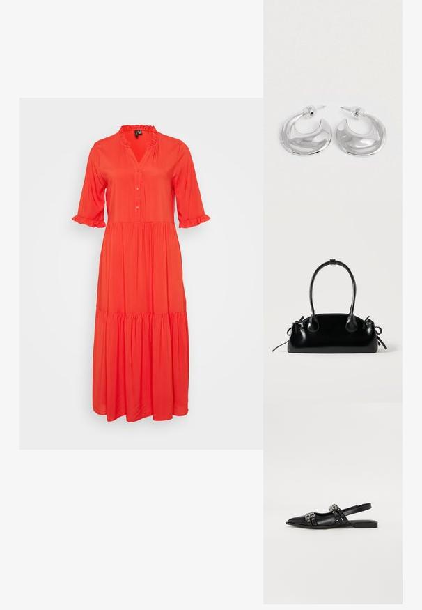 Rød, lang maxi kjole med knap-opkrave, trekvartærmer med flæse-detaljer og et lagdelt skørt. Glat stofstruktur.; Even&Odd by Zalando Slingback-ballerinasko - black; Lille sort blank håndtaske med to lange håndtag og snøre-detaljer i siden på en ensfarvet lys baggrund.; Et par polerede sølv halvmåneformede hoop øreringe med klare plastikbagsider på en hvid overflade.