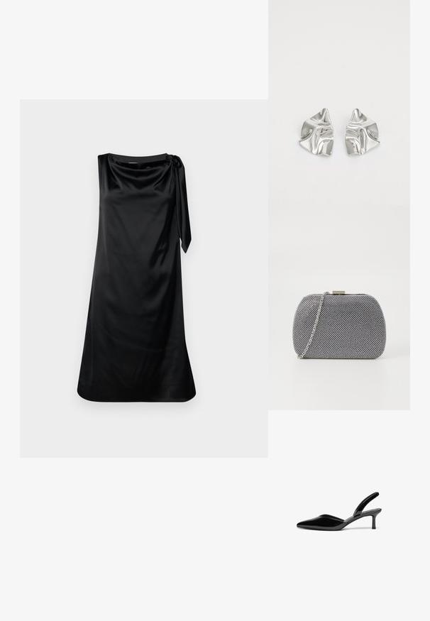 Robe en satin noir avec une coupe décontractée, un décolleté drapé et un détail de nouage sur le côté. Texture lisse et design à mi-mollet.; Escarpins à talon aiguille en cuir verni noir, avec un bout pointu, un talon aiguille bas et un design élégant et simple sans embellissements.; Pochette texturée noir et blanc de forme arrondie, avec une chaîne en métal argenté et un fermoir en métal en haut.; Boucles d'oreilles en métal argenté avec un design ondulé et sculptural, présentant une finition polie et des formes irrégulières, mettant en valeur une esthétique contemporaine.