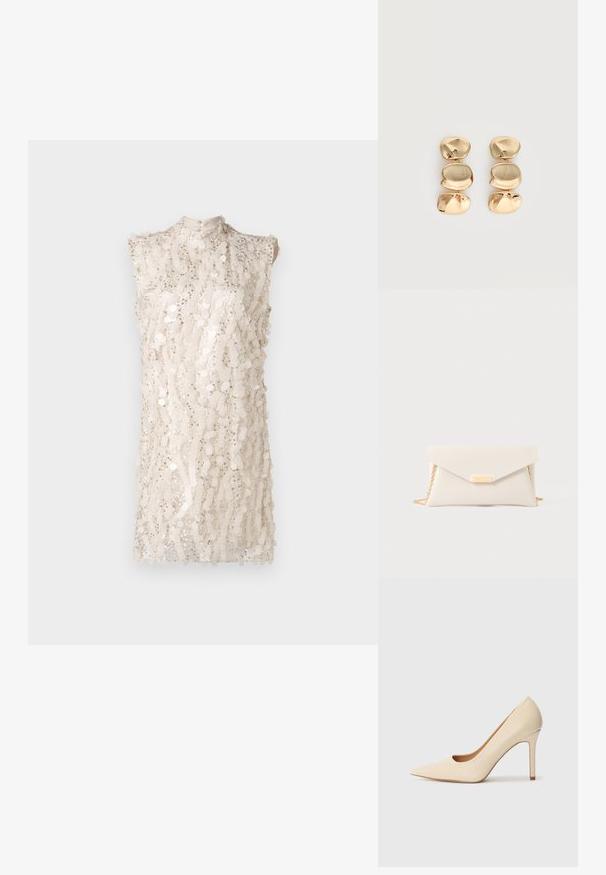 Vestido sin mangas de cuello alto en beige claro con un patrón de lentejuelas en toda la prenda, que presenta un corte ligeramente holgado y una superficie texturizada.; Zapato de tacón alto de piel beige con punta afilada y un detalle recortado en el lateral, que cuenta con un tacón stiletto delgado para ofrecer soporte.; Bolso de mano en material texturizado de color blanco roto, con una correa de cadena dorada y un cierre con solapa con una placa de nombre dorada. Forma rectangular.; Pendientes colgantes en tono dorado con tres segmentos irregulares, lisos y redondeados apilados verticalmente sobre un fondo claro y liso.