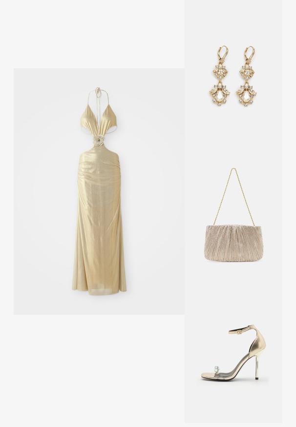 Metallic guld halterneck kjole med en dyb udskæring, samlet tekstur og en blomsterknude detalje i taljen, der flyder ned til en lang nederdel.; Guld metallic højhælede sandal med ankelrem, klar tæerem med tre dekorative ædelstene og en spids sål.; Plisseret metallic stof håndtaske med en gylden kædestrop, blød rektangulær form, lys beige farve, tekstureret overflade og samlede detaljer.; Guldtonede chandelierøreringe med en klynge-design, der har runde og tårnformede klare krystaller, der fremhæver detaljerne.