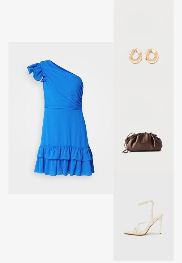 Eén-schouder blauwe jurk van zacht stof, met een rucheszoom en gestructureerde details op het lijfje.; Beige sandalen met hoge hak en een puntige neus, voorzien van drie voorste bandjes en een dunne enkelband met een gesp. Gladde textuur, minimalistisch ontwerp.; Zachte bruine leren tas met samengevouwen bovenkant en smalle riem, liggend op een witte achtergrond.; Set van onregelmatig gevormde, gepolijste hoepel oorbellen van goudkleurig metaal met een open midden op een effen witte achtergrond.
