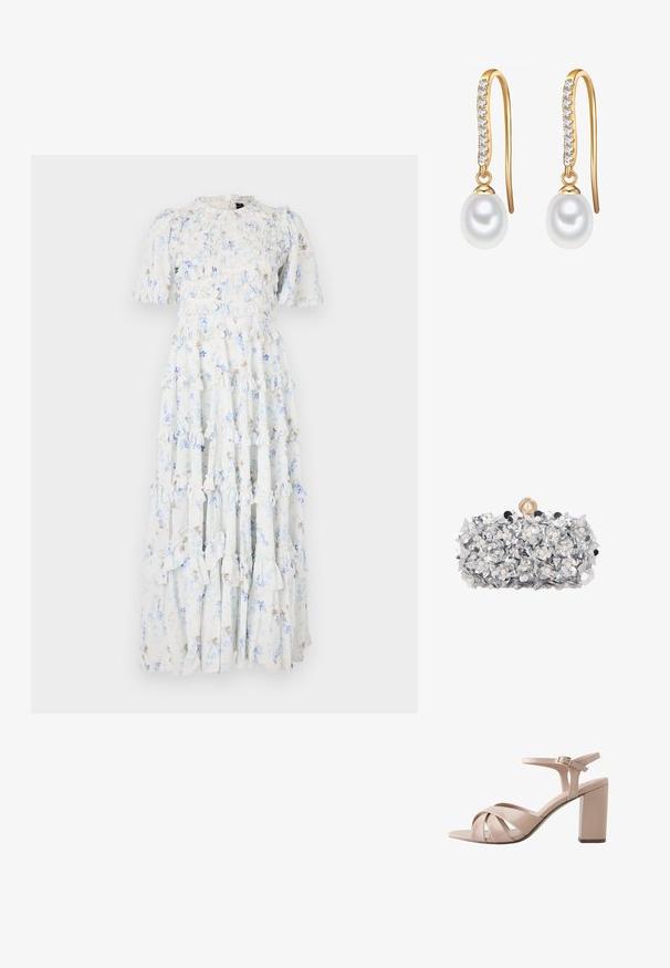 Maxi kjole i lyseblå stof med blomsterprint, med flæser, korte ærmer og rund halsudskæring.; Beige laklæder sandal med åben tå, krydsede frontremme, ankelrem med spænde og chunky høje hæle.; Rektangulær sølvclutch dekoreret med lagdelte metalliske blomster og små perler, med en stor perle-lukning på toppen.; Guldtonede øreringe med et buet krogdesign prydet med små klare sten og en enkelt hvid perle forneden.