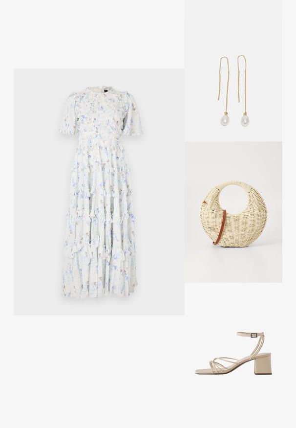 Maxi kjole i lyseblå stof med blomsterprint, med flæser, korte ærmer og rund halsudskæring.; Beige åben tå-sandal med tynde krydstraps, ankelenrem med spænde og blokhæl.; Rund flettet taske i naturligt strå med en tekstureret overflade. Har en glat brun læderrem og et cirkulært håndtag.; Guldfarvede metal øreringe med lange kædedele og to hvide perlepende i enderne. Perlerne har en glat, rund form.