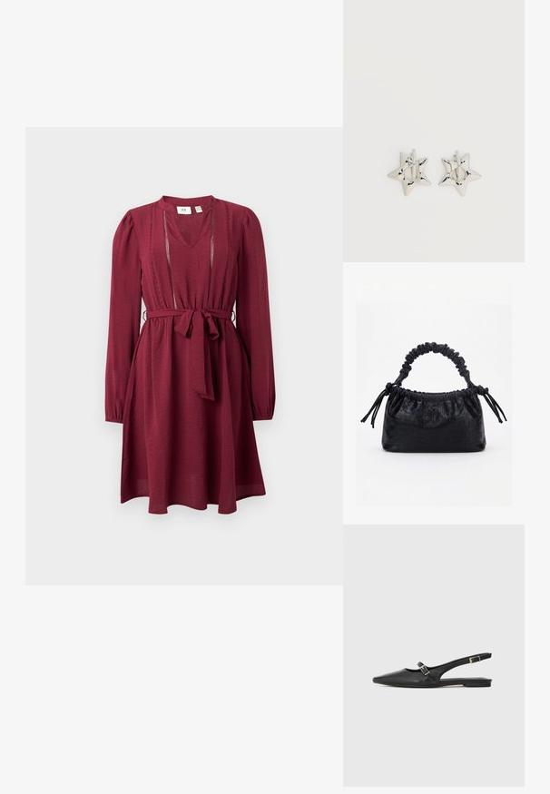 Bordeaux jurk met lange mouwen, V-hals, cinched taille en strikriem; heeft fijne stiksels rond de halslijn. Zachte stoftextuur.; Zwarte leren slingback schoenen met een spitse neus, voorzien van een smalle band en een zilveren gesp aan de zijkant. Platte zool.; Zwarte handtas met krokodillenstructuur, geplooide bovenrand, samengevoerde handgreep en koordtassels aan elke kant tegen een witte achtergrond.; Zilverkleurige stervormige oorringen met een gladde, gepolijste afwerking op een effen witte achtergrond.