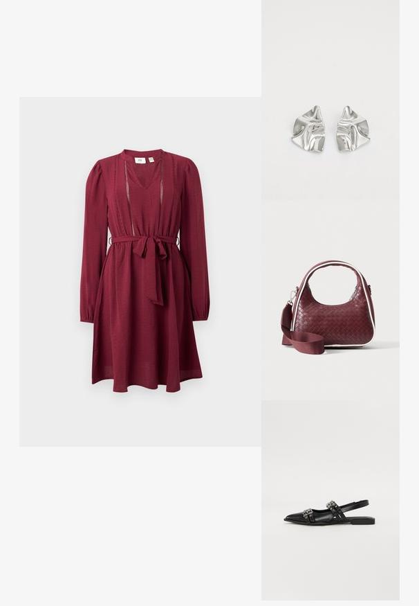 Bordeaux jurk met lange mouwen, V-hals, cinched taille en strikriem; heeft fijne stiksels rond de halslijn. Zachte stoftextuur.; Even&Odd by Zalando Slingback ballerina´s - black; Donkerrode geweven leren handtas met gebogen handvat, witte bies, zilveren rits en afneembare brede stoffen schouderriem tegen een effen achtergrond.; Zilveren metalen oorbellen met een golvend, sculpturaal ontwerp, voorzien van een gepolijste afwerking en onregelmatige vormen, die een hedendaagse esthetiek benadrukken.
