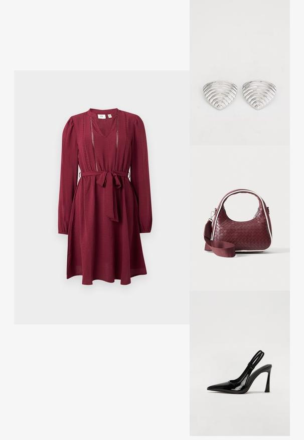 Bordeauxfarbenes Kleid mit langen Ärmeln, V-Ausschnitt, taillierter Taille und Bindegürtel; hat zarte Stickerei am Ausschnitt. Glatte Stoffstruktur.; Schwarze Lackleder Slingback-Pumps mit spitzem Zehenbereich, schlankem hohen Absatz und doppeltem elastischen Riemen für einen sicheren Sitz. Glatte, glänzende Oberfläche.; Dunkelrote gewebte Ledertasche mit gebogenem Griff, weißem Besatz, silbernem Reißverschluss und abnehmbarem breitem Stoff-Schulterriemen vor einfarbigem Hintergrund.; Ohrringe in Silberoptik mit einem wellenförmigen, strukturierten Design, das wie überlappende Halbmonden geformt ist; die polierte Oberfläche verstärkt die reflektierenden Eigenschaften.